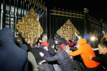 Фотография к новости: Митингующие в Бишкеке освободили экс-президента Кыргызстана Алмазбека Атамбаева