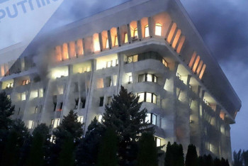 Фотография к новости: Митингующие прорвались на территорию "Белого дома" в Бишкеке: горят кабинеты