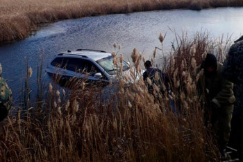 Фотография к новости: Подростка спасли из тонущего автомобиля в Карагандинской области