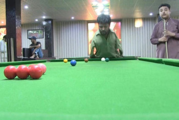 Фотография к новости: Бильярдист без рук научился играть подбородком и стал звездой