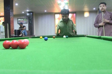 Фотография к новости: Бильярдист без рук научился играть подбородком и стал звездой