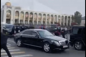 Фотография к новости: Неизвестные обстреляли машину Атамбаева