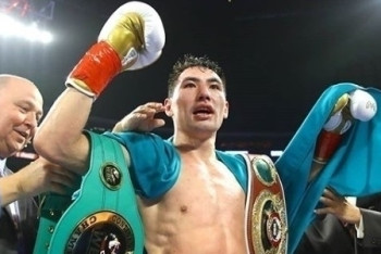 Фотография к новости: Жанибек Алимханулы тяжелым нокаутом выиграл бой за титулы WBC и WBO