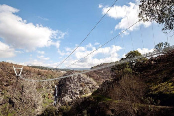 Фотография к новости: Самый длинный в мире подвесной пешеходный мост построили в Португалии