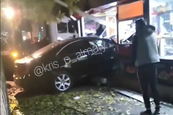 Фотография к новости: Автомобиль въехал в донерную в Алматы