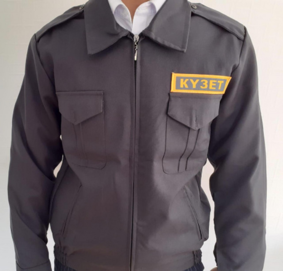 Нетрезвого охранника школы сняли на видео в Нур-Султане