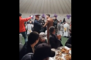 Фотография к новости: Человек в форме на свадьбе – видео прокомментировала полиция Карагандинской области