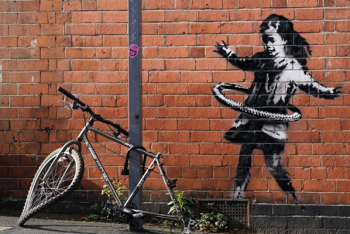 Фотография к новости: Британец застал Бэнкси возле нового граффити