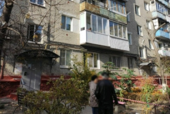 Фотография к новости: Женщина выбросила двух дочерей с четвертого этажа в России