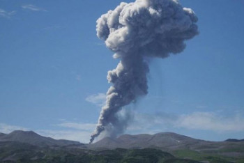 Фотография к новости: Двухкилометровый столб пепла выбросил вулкан на Курилах