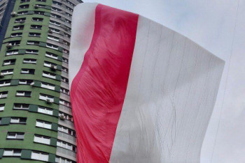 Фотография к новости: Флаг-гигант высотой с 25-этажный дом вывесили в Минске