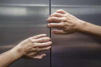 Фотография к новости: Шесть человек чуть не задохнулись, застряв в лифте на 22-м этаже ЖК в Алматы