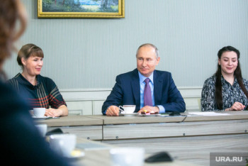 Фотография к новости: Журналист кремлевского пула раскрыл, как Путина оберегают от COVID-19