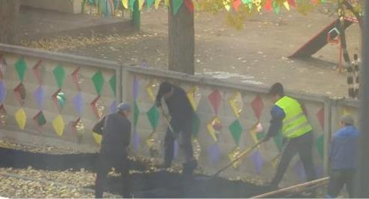 На опавшую листву укладывали новый асфальт в Павлодаре