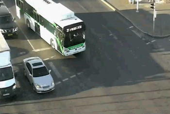 Фотография к новости: Водитель автобуса выехал на "встречку" во время часа пик в Нур-Султане