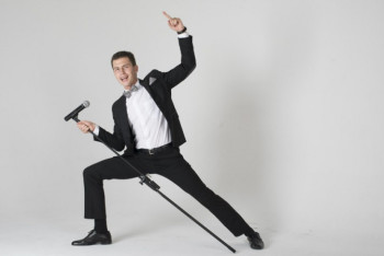 Фотография к новости: Застрявший в Индии из-за карантина россиянин стал звездой Болливуда