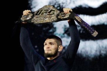 Фотография к новости: Нурмагомедов досрочно победил Гэтжи и защитил титул чемпиона UFC