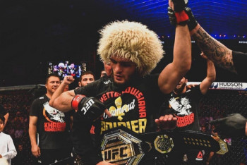 Фотография к новости: Названа заработанная Нурмагомедовым сумма за бой с Гэтжи