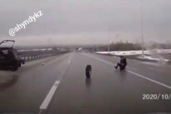 Фотография к новости: Чудом уцелел. Человека выбросило из авто в ДТП в Карагандинской области