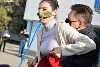 Фотография к новости: Задравшей юбку перед Зеленским девушке грозит арест