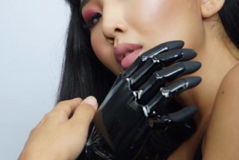 Фотография к новости: Кибермодель Айман Молдабекова: 3D-протез добавил мне уверенности