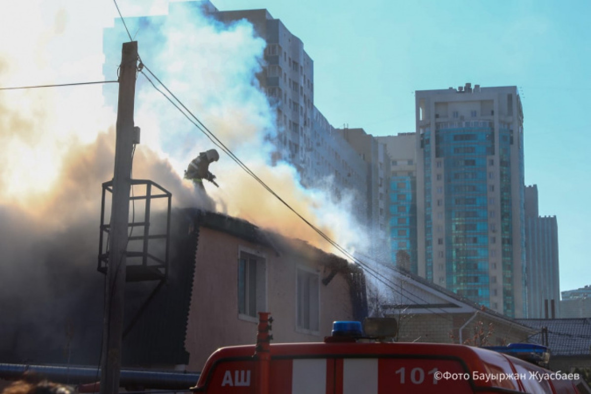 Для пострадавших из-за сильного пожара 15 мужчин ищут одежду в Нур-Султане