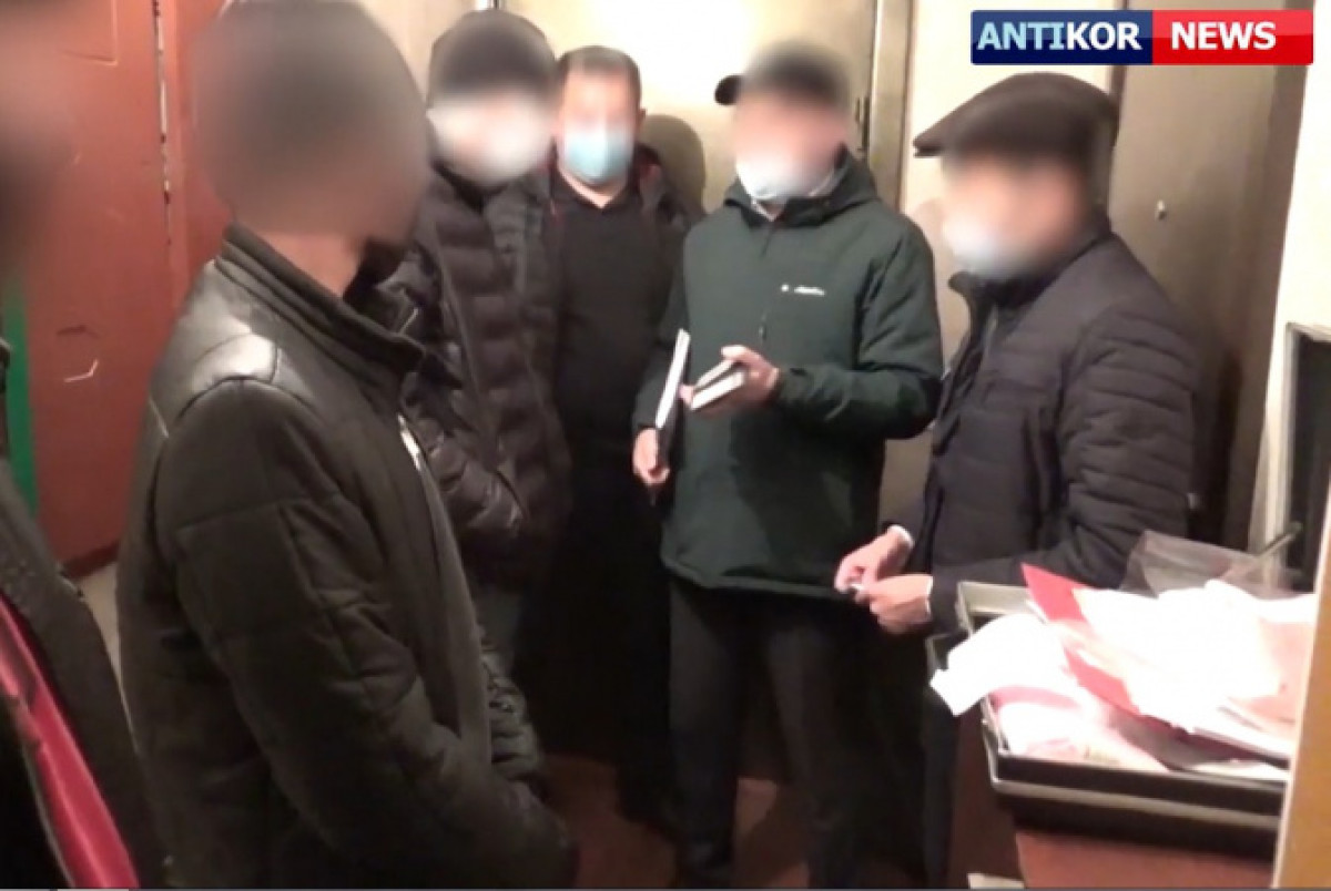 В получении взятки подозревают сотрудника аппарата акима СКО