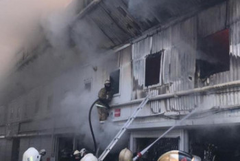 Фотография к новости: Торговые контейнеры загорелись на рынке "Жибек жолы" в Алматы