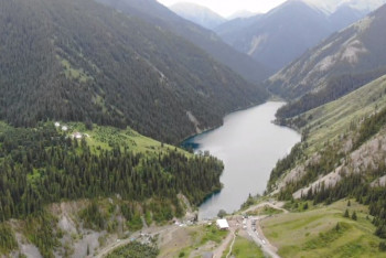 Фотография к новости: Почему человек все чаще становится проблемой нацпарка "Көлсай көлдері" ‒ проект "Наши люди"