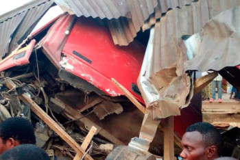 Фотография к новости: Под колесами грузовика в Нигерии погибли 16 человек