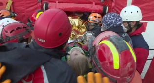 Трехлетнюю девочку спасли из-под завалов спустя 65 часов после землетрясения в Турции