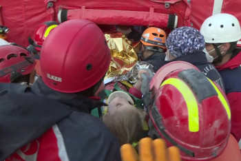 Фотография к новости: Трехлетнюю девочку спасли из-под завалов спустя 65 часов после землетрясения в Турции