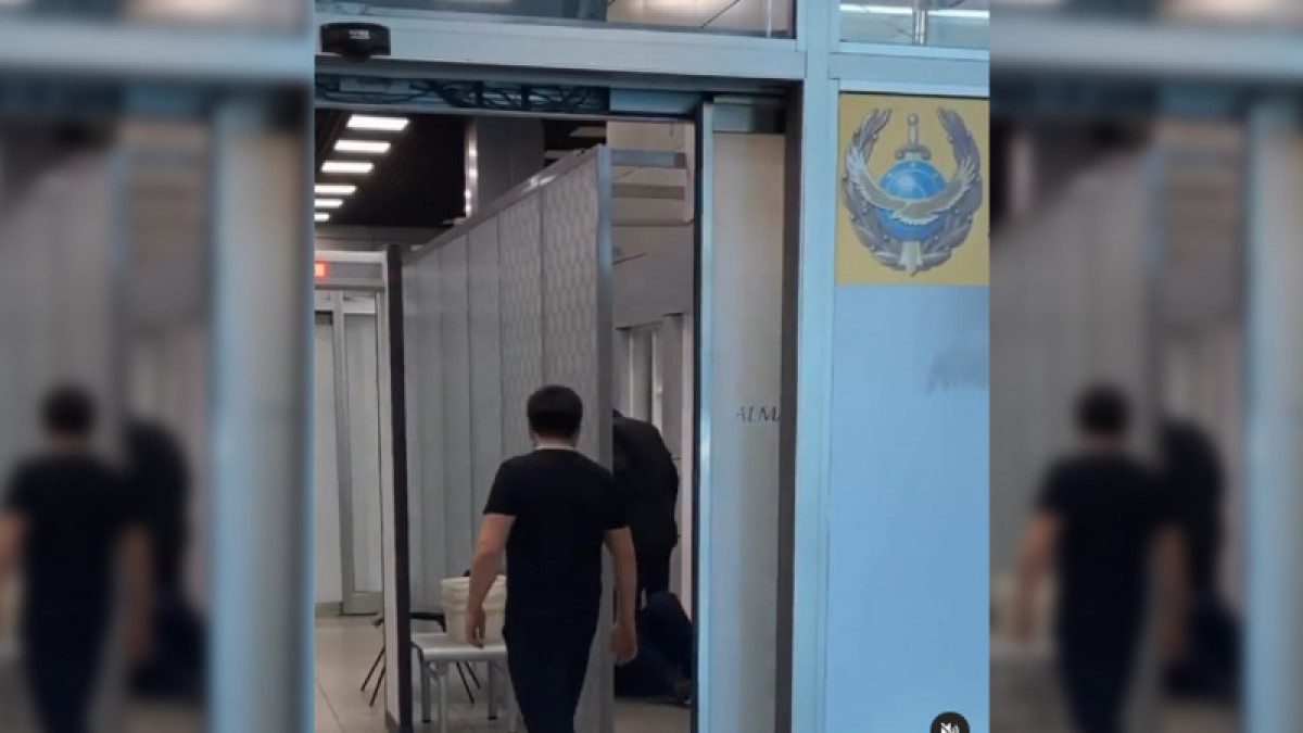 Полицейского уволили за избиение человека в аэропорту Алматы