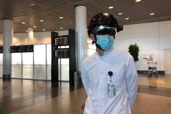 Фотография к новости: "Что за робокоп" - смарт-шлемом измеряют температуру в аэропорту Нур-Султана