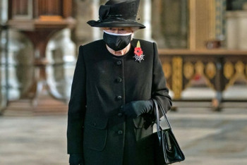 Фотография к новости: Королева Великобритании впервые с начала пандемии появилась на публике в маске