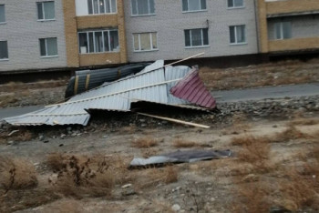 Фотография к новости: Крыши зданий сорвало из-за сильного ветра в ВКО