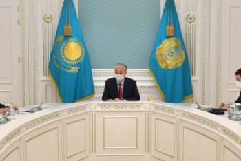 Фотография к новости: Токаеву представили обновленный алфавит без диграфов