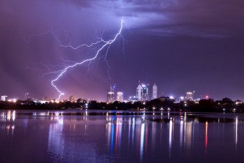 Фотография к новости: Управляющий молнией лазер создали ученые