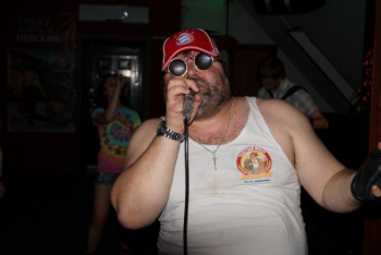 Фотография к новости: Астанчане пожаловались на нарушителей карантина, полиции и ЧС пришлось вскрывать дверь караоке-клуба