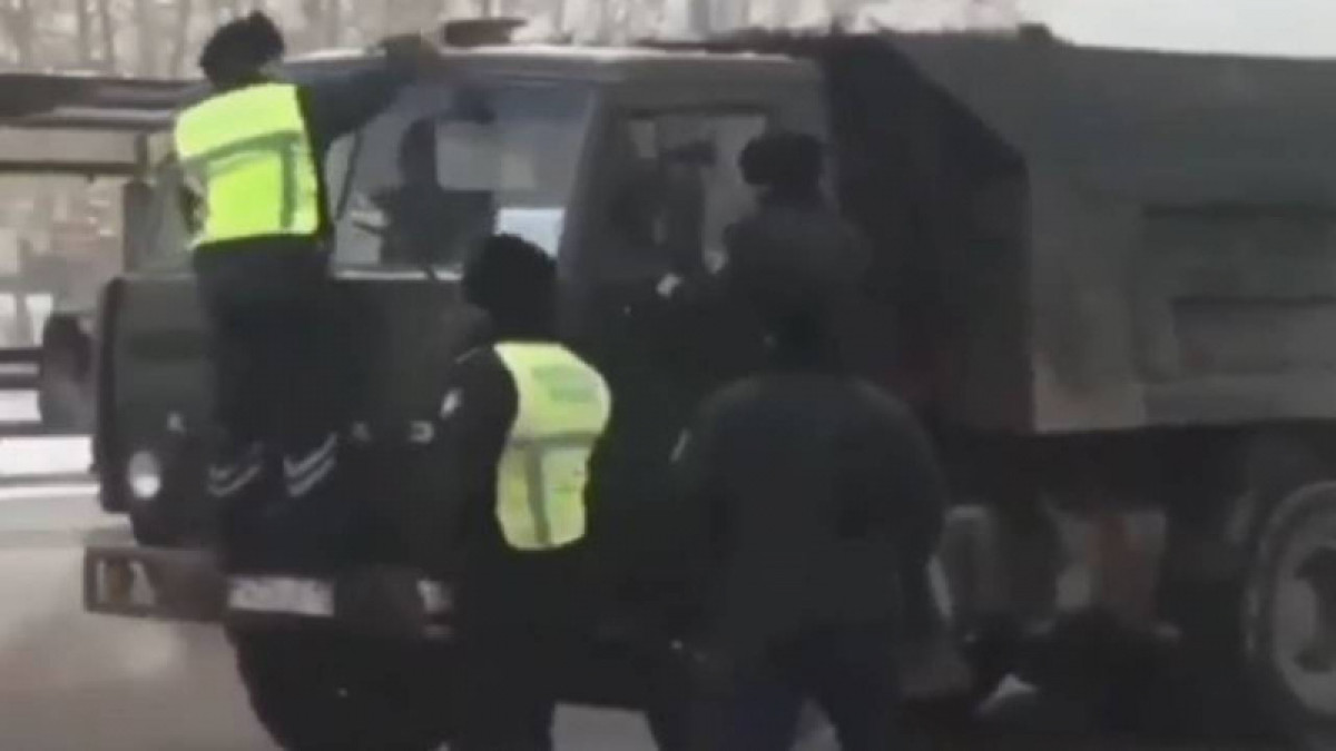 Грузовик "прокатил" полицейского на кабине в Нур-Султане