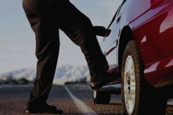 Фотография к новости: Пешеход сломал ногу, пнув проезжавшее мимо авто в Алматы