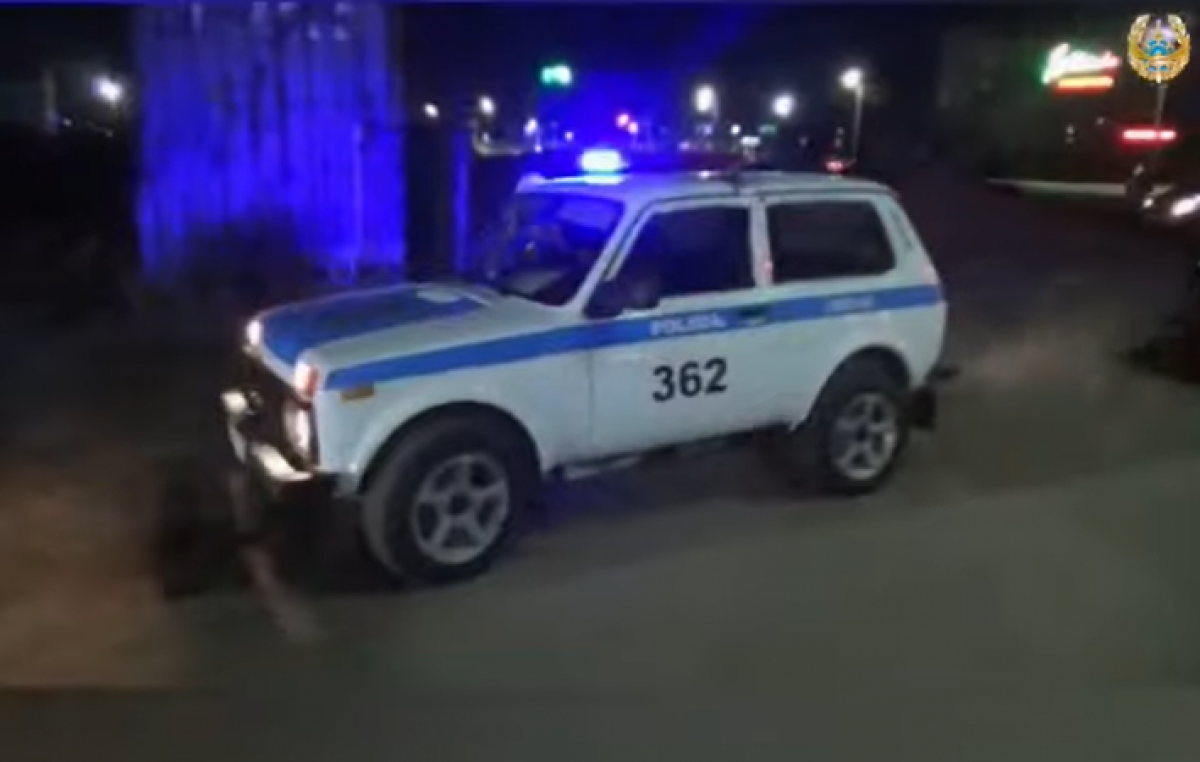 Посетители ночного клуба прятались в туалете от полицейских в Уральске