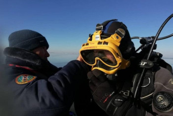 Фотография к новости: Вторые сутки на озере Зайсан ищут пропавших рыболовов