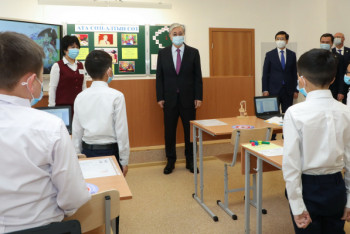 Фотография к новости: Токаеву показали дежурные классы в новой школе Караганды