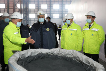 Фотография к новости: Токаев посетил ферросплавный завод в Караганде