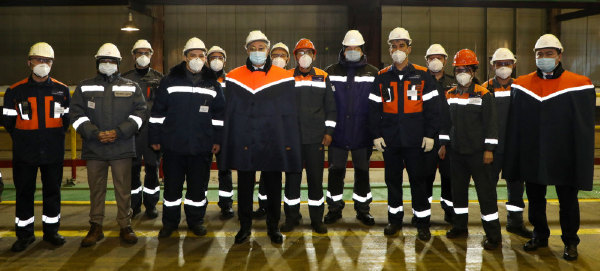 Токаев посетил металлургический комбинат в Темиртау