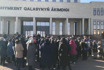 Фотография к новости: "Дети замерзают, нет воды и света" - шымкентские женщины штурмуют акимат