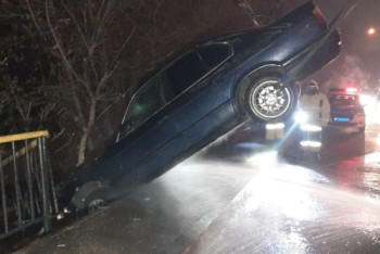 Фотография к новости: Автомобиль слетел с моста в Алматы