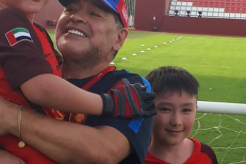 Фотография к новости: "Его чуткое внимание запало мне глубоко в душу" – казахстанец Али Турганбеков вспомнил о встрече с Диего Марадоной