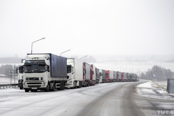 Фотография к новости: ﻿Водители застрявших на границе с Китаем фур просят о помощи Токаева